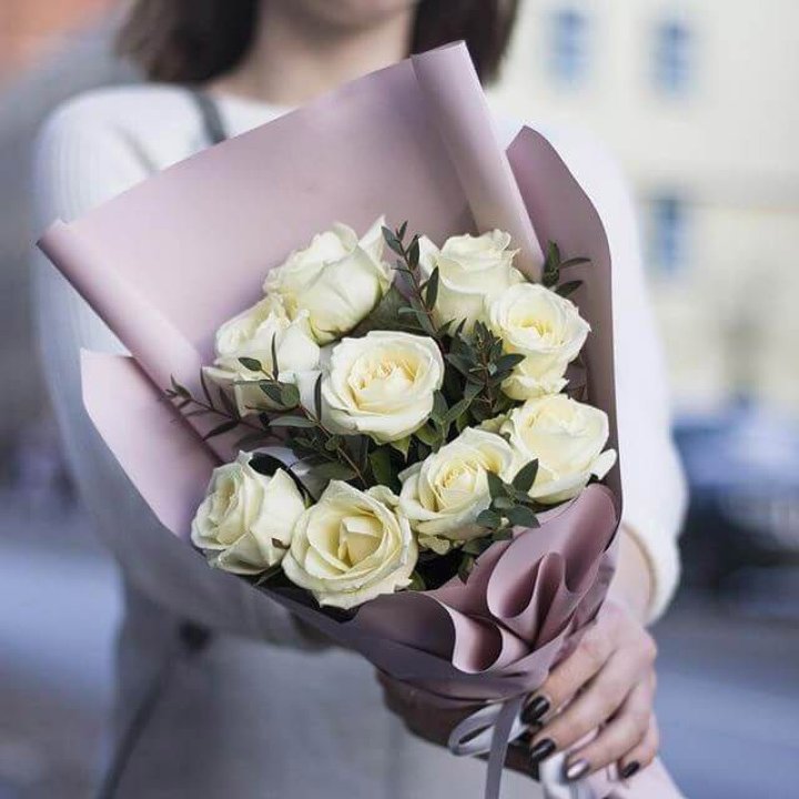9 белых  роз "Минт" в Архангельске