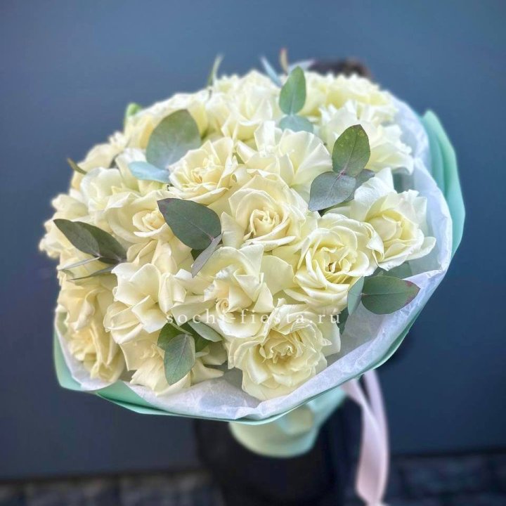 25 Белых французских роз "Ноте бьянка" в Архангельске