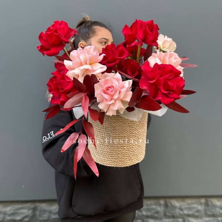 15 Французских роз в джутовом кашпо в Архангельске