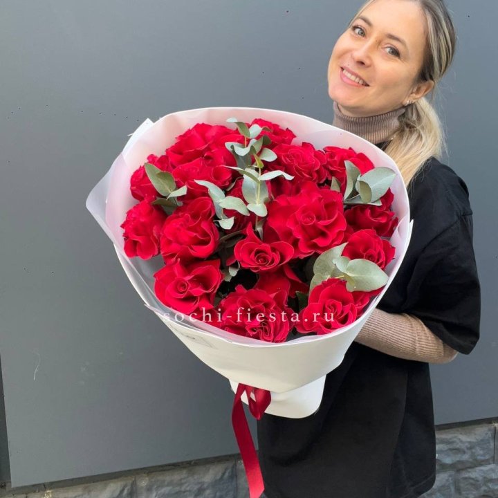 17 Красных французских роз в Архангельске