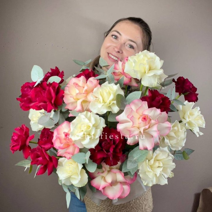 35 французских роз микс в джутовом боксе в Архангельске