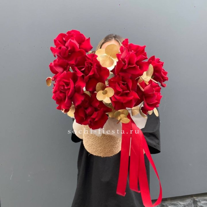 Красные французские розы в джутовом кашпо в Архангельске