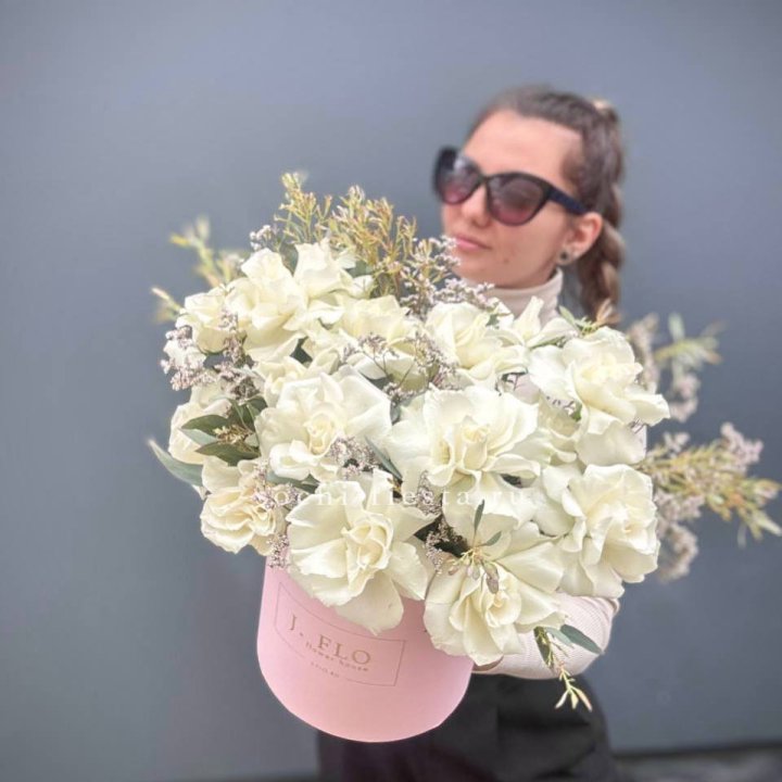 17 Французских белых роз в коробке Афина в Архангельске