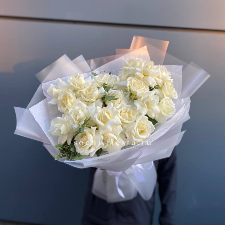 Пышный букет из белых роз в Архангельске