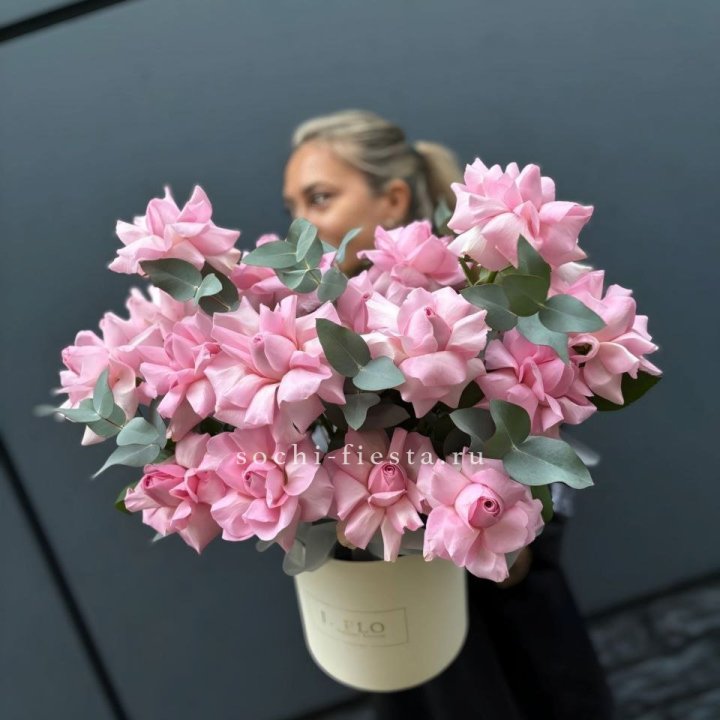 17 Розовых французских роз в боксе в Архангельске