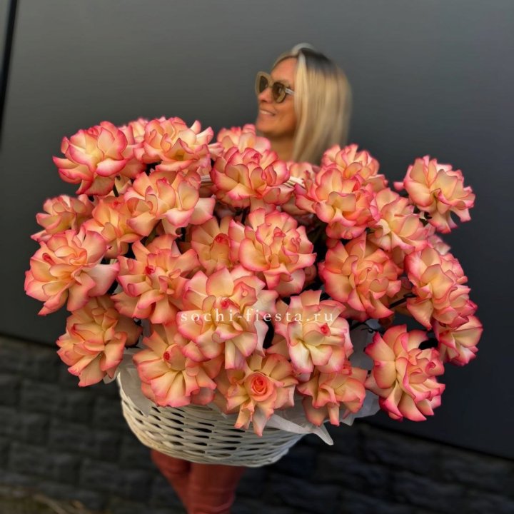 45 французских роз Джумилия в корзине в Архангельске