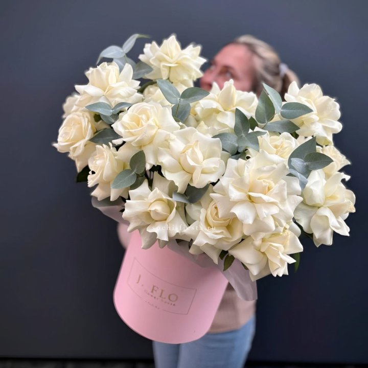 25 Французских белых роз в боксе в Архангельске