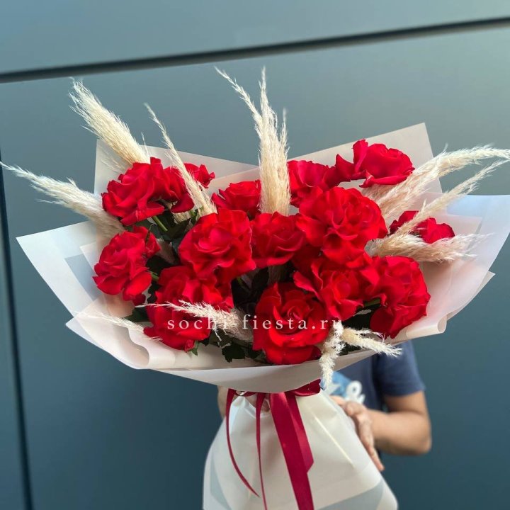 15 Красных французских розы в Архангельске