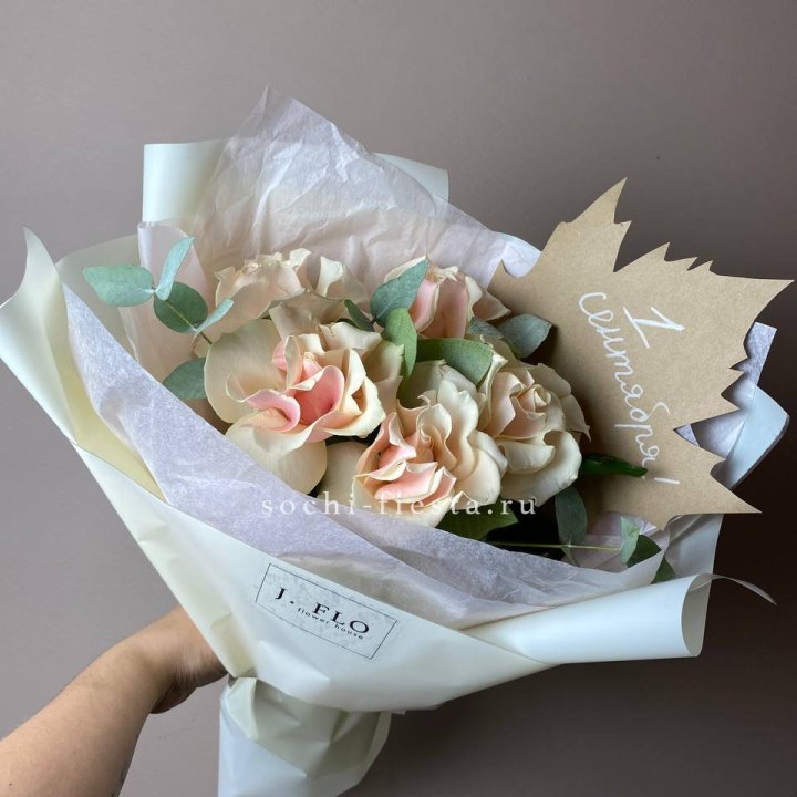 Букет кремовых роз к дню знаний в Архангельске