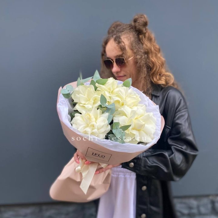 5 Белых французских роз в Архангельске