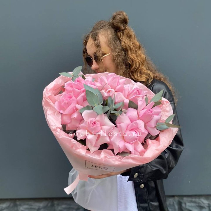 7 розовых роз в Архангельске