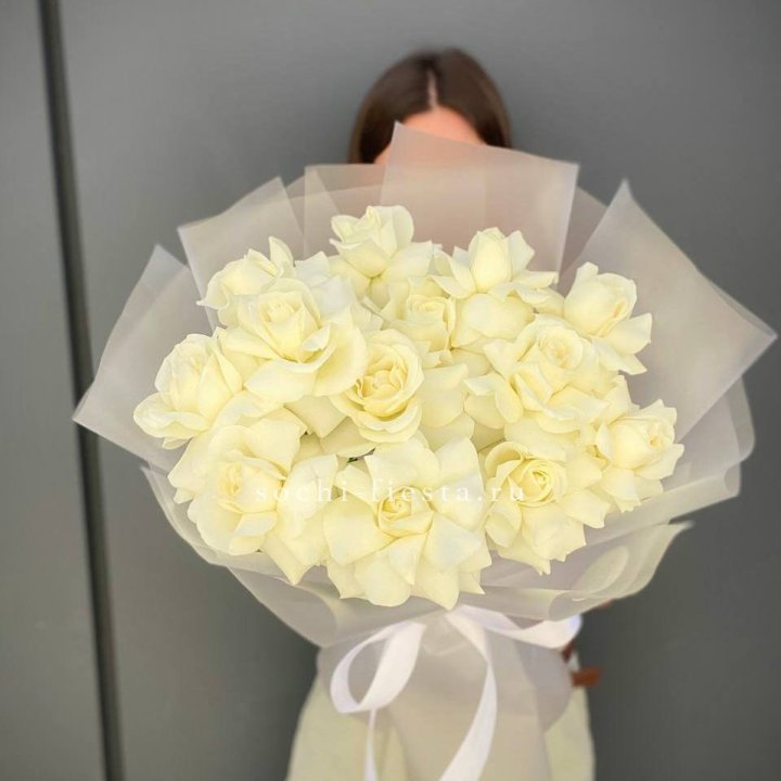 13 белых роз в Архангельске