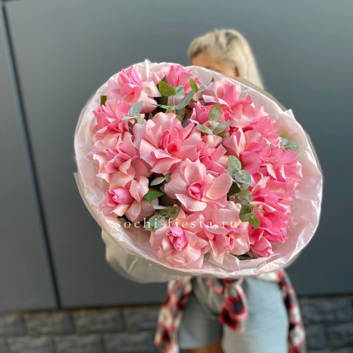 17 розовых роз в Архангельске