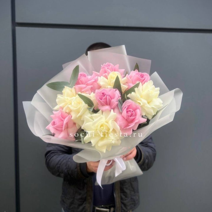 11 бело-розовых роз в Архангельске