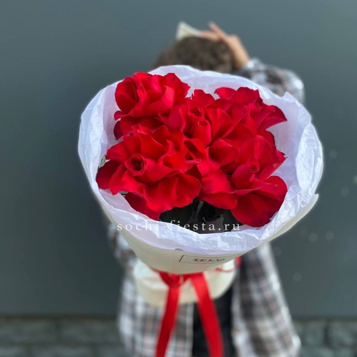 5 французских красных роз в Архангельске