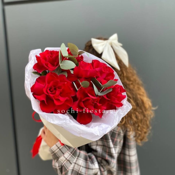 7 красных французских роз в Архангельске