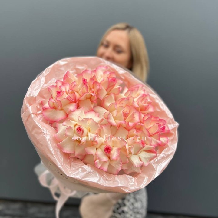 9 французских роз Джумилия в нежном оформлении в Архангельске