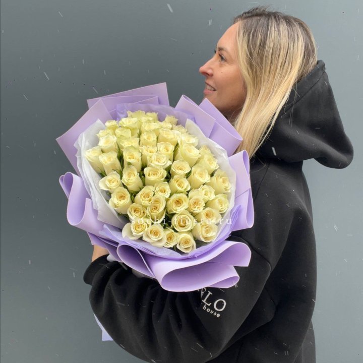 51 белая кенийская роза в оформлении в Архангельске