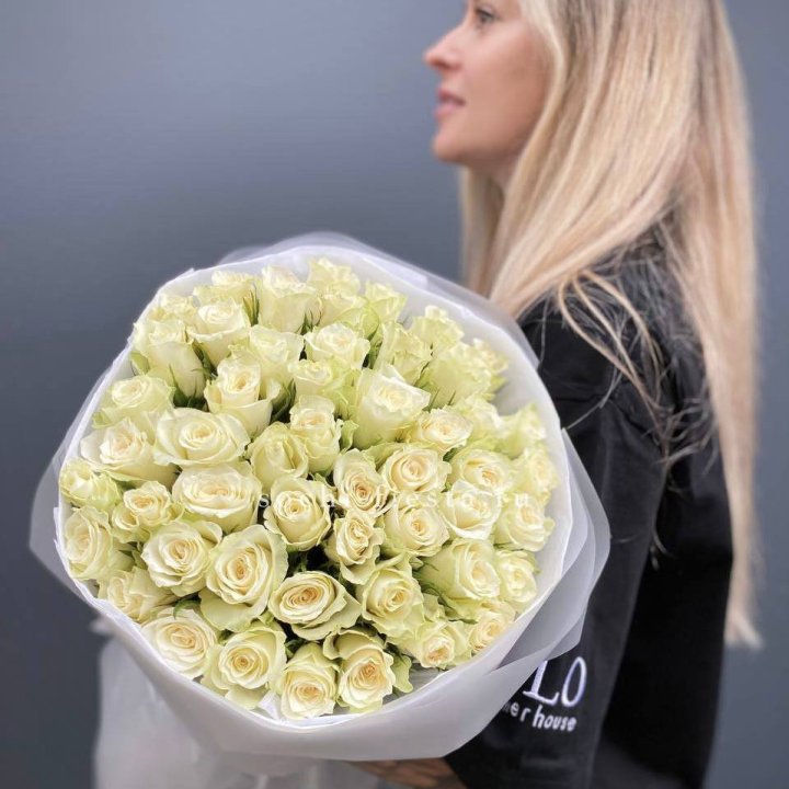 Воздушный букет из 51 белой кенийской розы в Архангельске