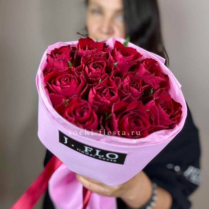 11 красных роз мадам ред в Архангельске