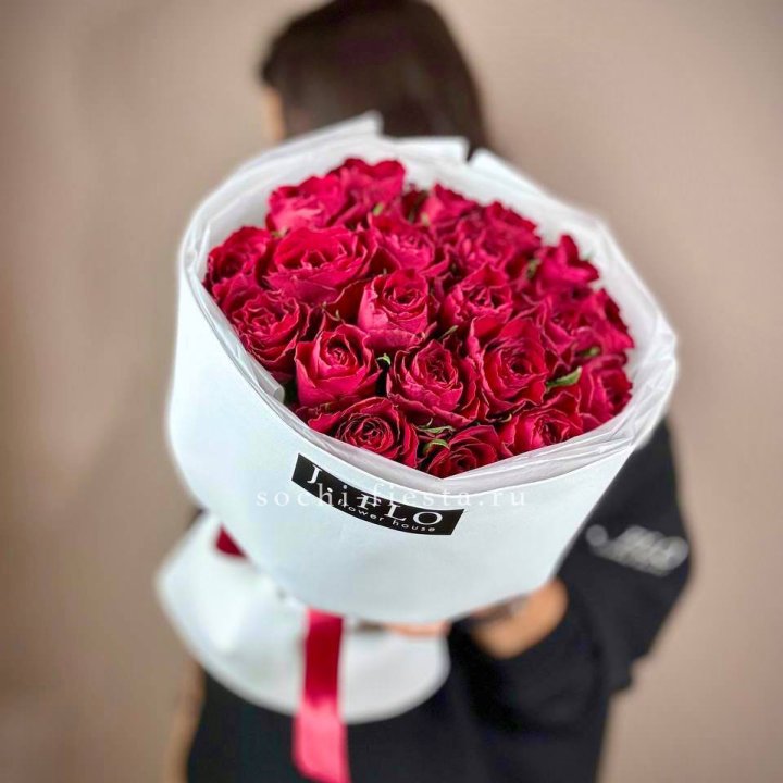 Букет красных роз мадам ред в Архангельске
