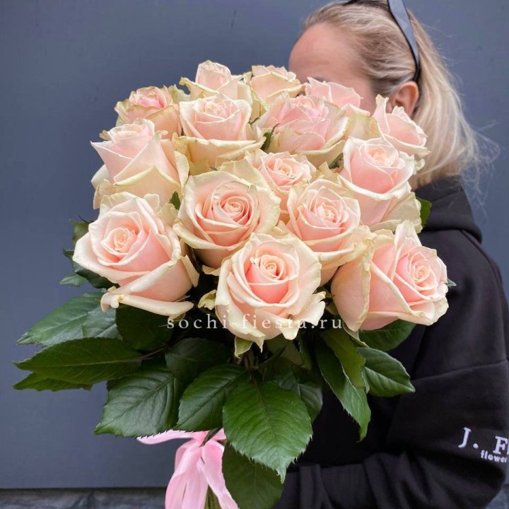 15  кремовых высоких роз в Архангельске