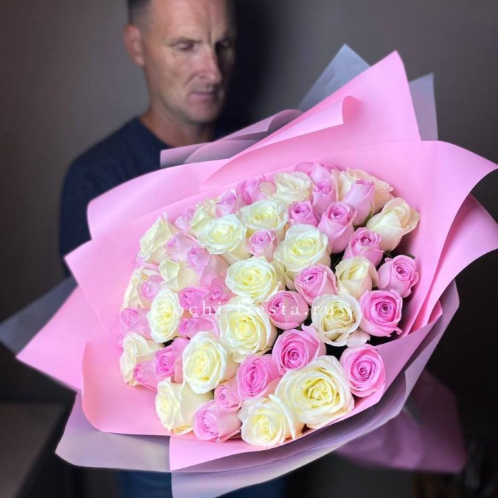 51 белых и розовых роз в Архангельске