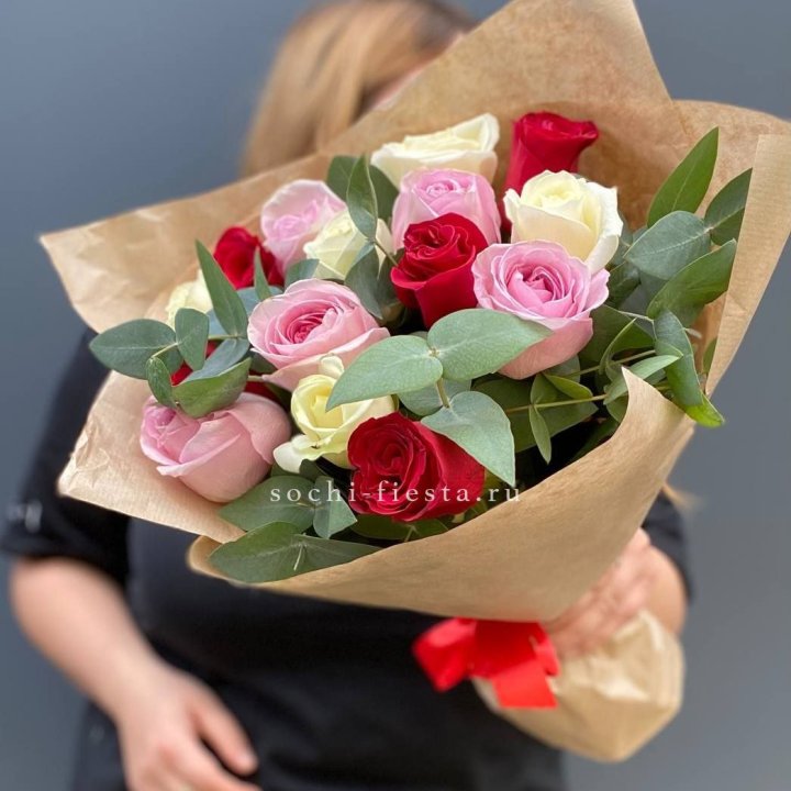 Букет из 15 роз с эвкалиптом в Архангельске