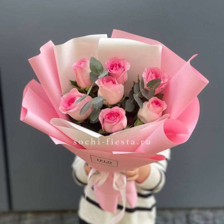 7 роз с эвкалиптом в Архангельске