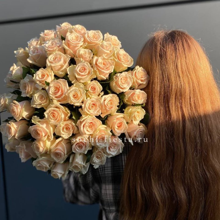 Охапка кремовых роз в Архангельске