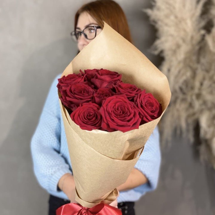 9 красных роз в крафте в Архангельске