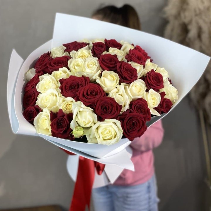 51 красная и белая роза в Архангельске