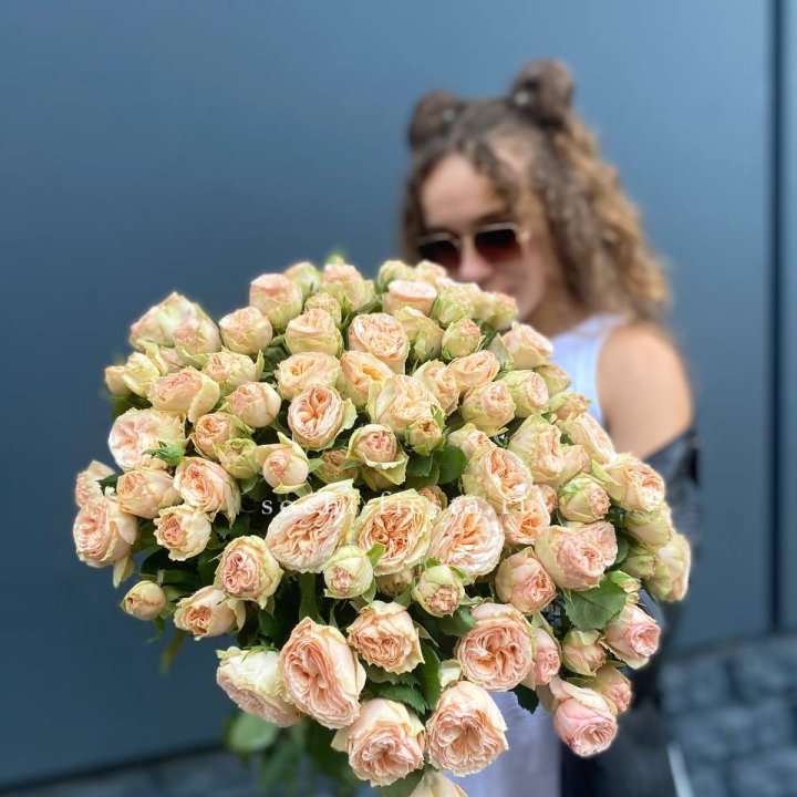 25 пионовидных роз в Архангельске