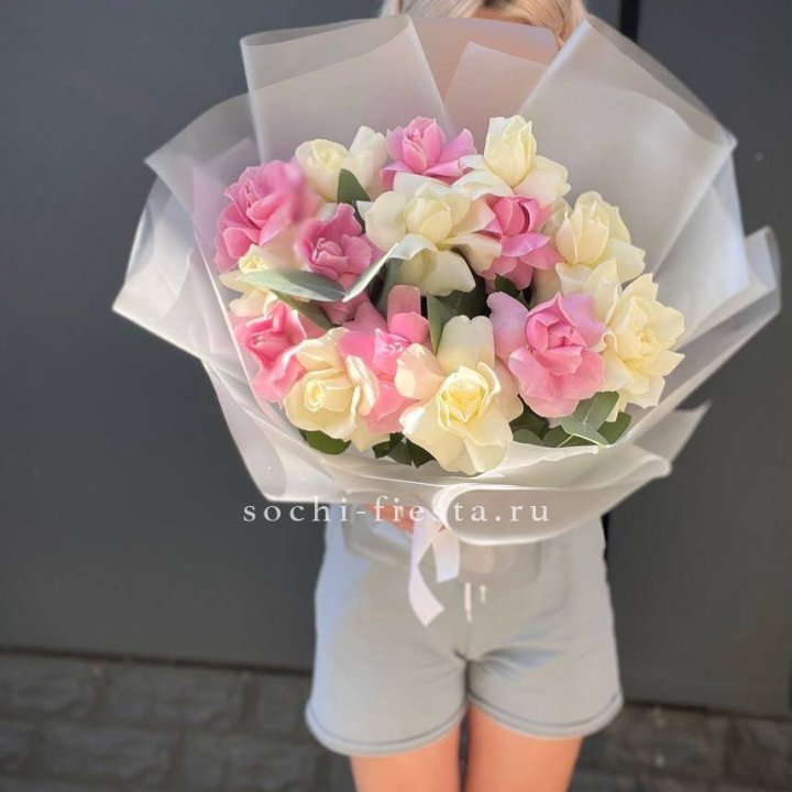 15 бело-розовых роз в Архангельске