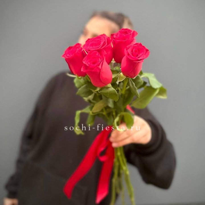 Букет 5 красных роз  в Архангельске