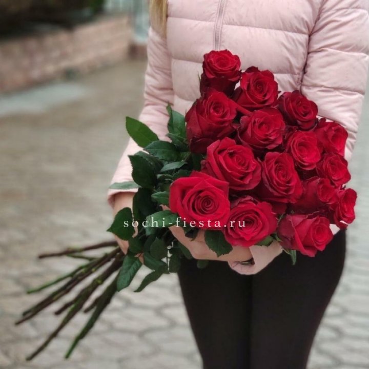 15 высоких красных роз в Архангельске