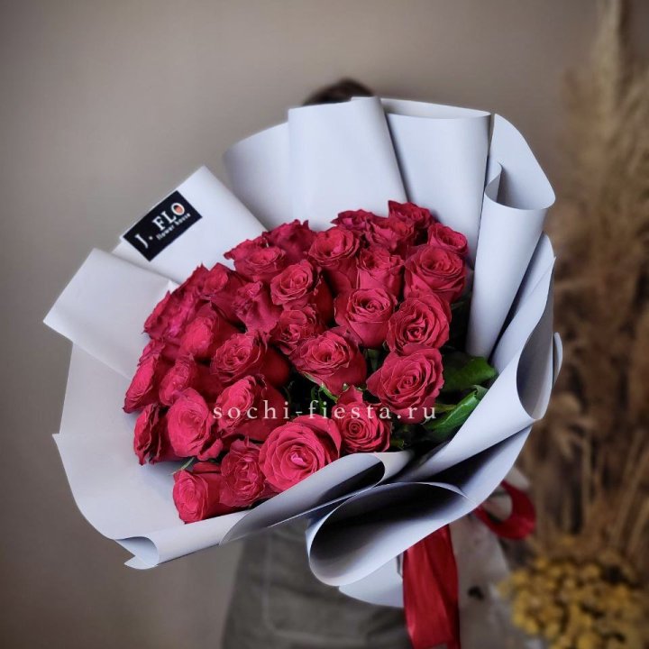 Красные розы 33 шт в Архангельске