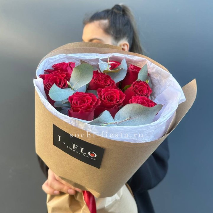 9 роз с эвкалиптом в Архангельске