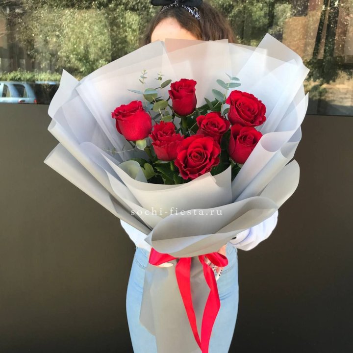 7 красных роз с эвкалиптом  в Архангельске