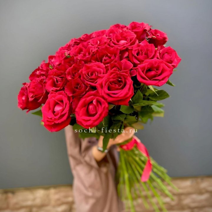 51 высокая красная роза в Архангельске
