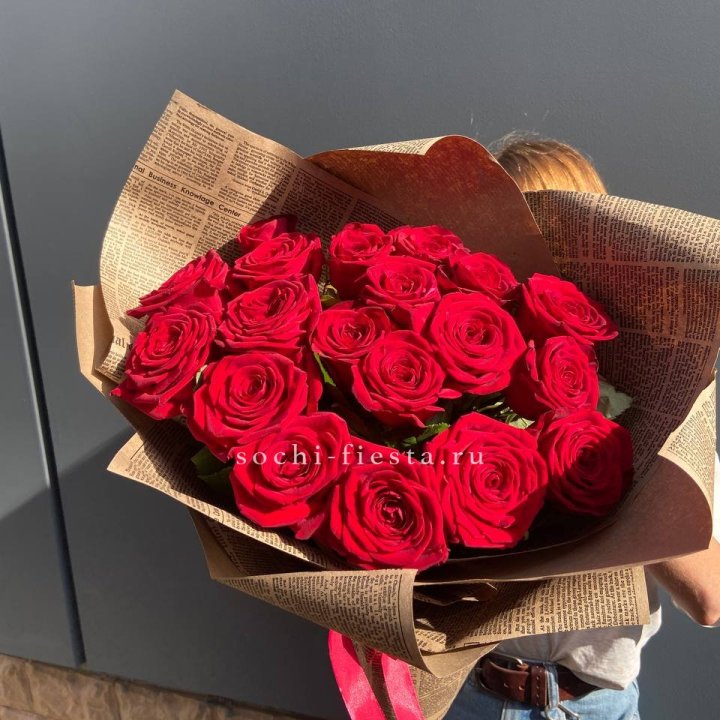 19 красных роз Леди Крафт в Архангельске