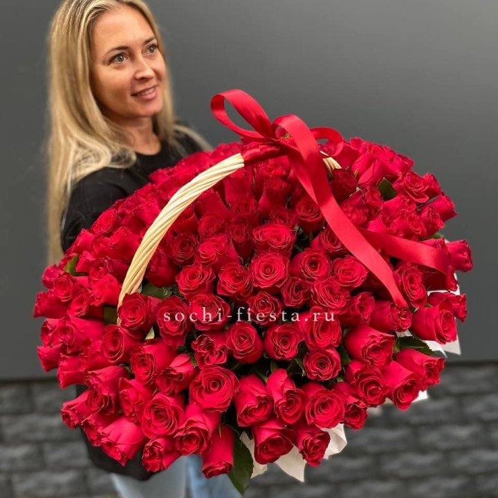 151 красная  роза в корзине в Архангельске