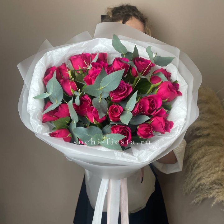 25 малиновых роз с эвкалиптом в Архангельске