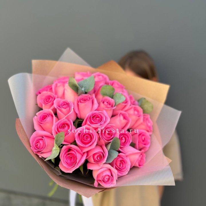 31 розовая роза с эвкалиптом в Архангельске