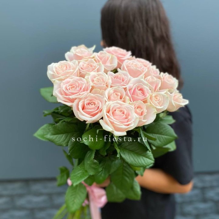 Высокие розовые розы в Архангельске