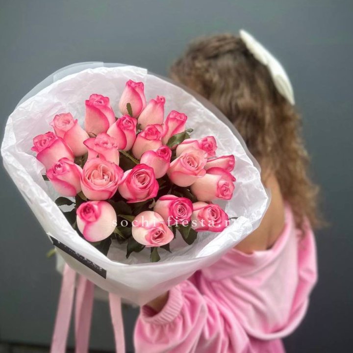 21 розовые розы Венди  в оформлении в Архангельске