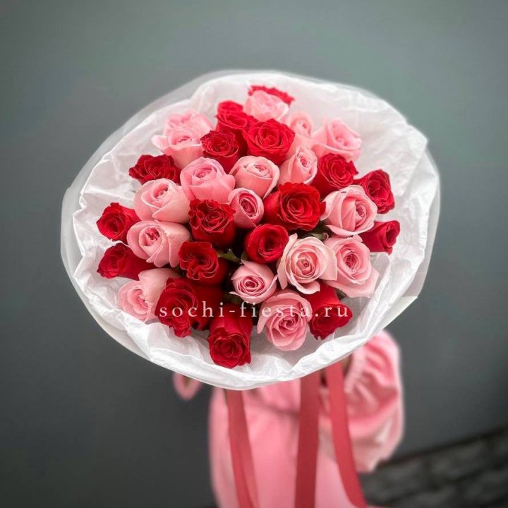 Букет красных и розовых 35 роз в Архангельске