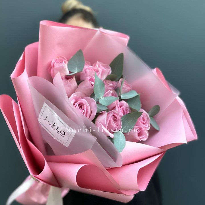 15 Розовых роз с эвкалиптом в Архангельске