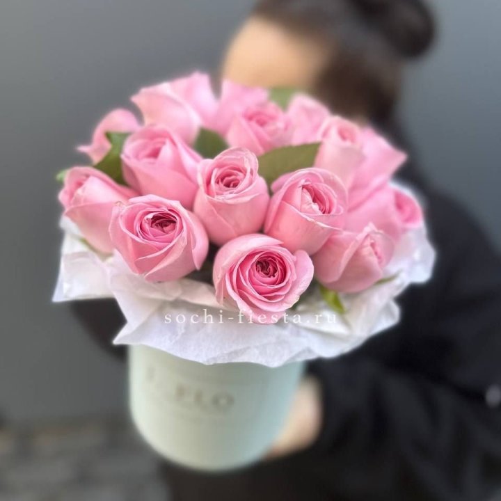 17 розовых роз в цилиндре в Архангельске