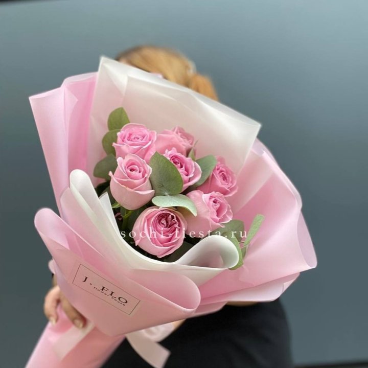 7 розовых роз с эвкалиптом в Архангельске